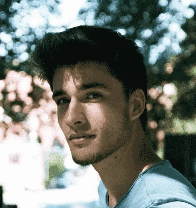 Santiago, Singer & Music Producer / Reached over 500K streams on Spotify